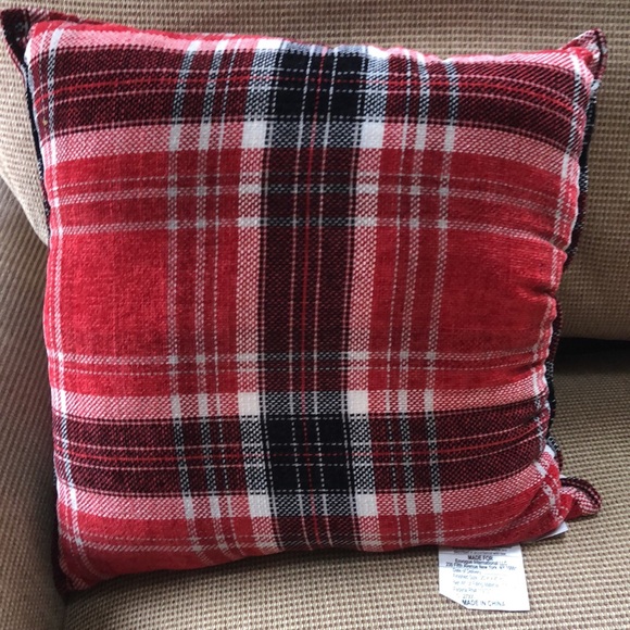 NEW. MERRY CHRISTMAS SET OF 2 PILLOWS. - Picture 4 of 6